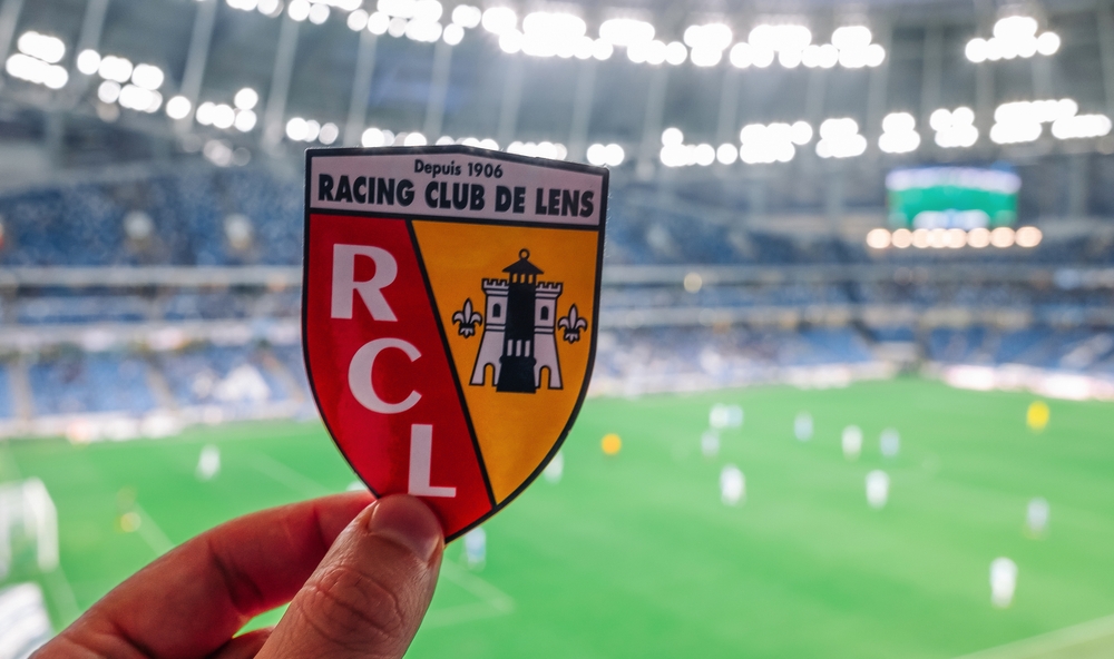 El escudo del Lens, en el estadio Félix Bollaert.